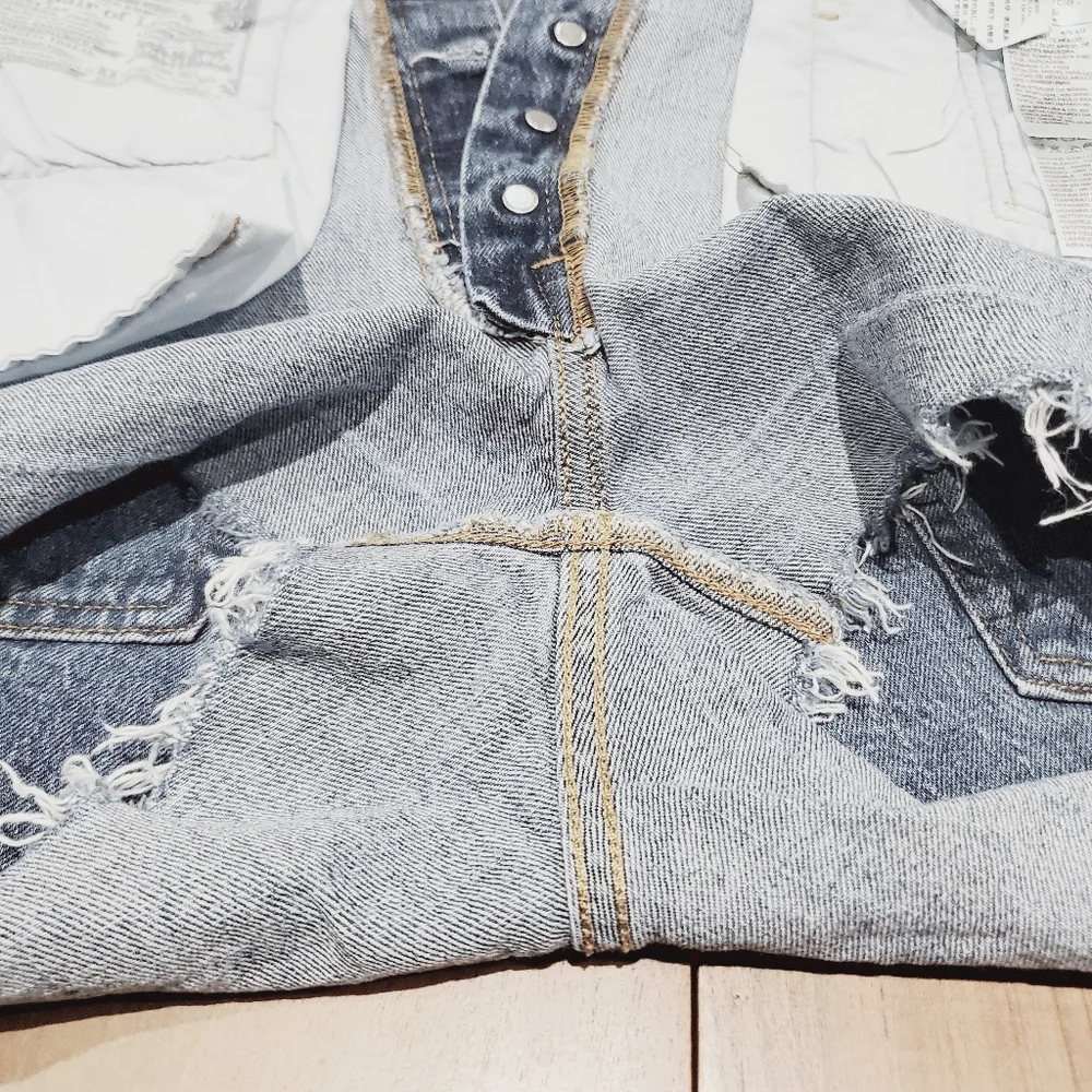 LEVIS (ARITZIA) 501 High Rise Denim Shorts Cut Offs - Picture 5 of 15